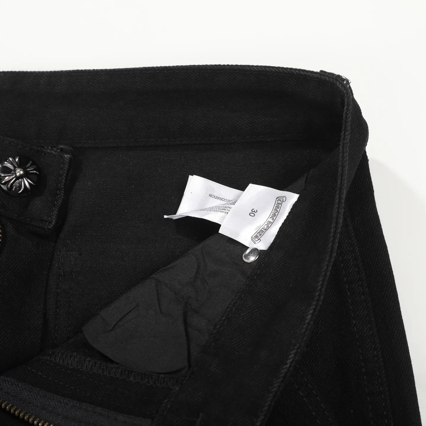 P260 Chrome Hearts Chrome Hearts black multi-element graffiti overalls Chrome Hearts clothing creative director Mattyboy Mattyboy, whose real name is Matt DiGiacomo, is a graffiti artist with a non-school background. He started to serve as the creative director of the Chrome Hearts clothing series in 2018. Since then, Chrome Hearts, which has been injected with young blood, has become popular again. Popular clothing and leather goods, especially the vintage trousers modified product line, must be pre-ordered in stores around the world. Especially patterns like Checker Ball, Checker Eyes and Smiling Lips. The fictional record company logo "SexRecords" often appears in his works, forming his unique style. "I hate humanity, but I love art. Before the end of my life, I just want to do my best to create." ----Matty Boy Mattyboy and vrigil Abloh are also very close. They are both ICONs who bring street culture into luxury accessories. Via.MattyBoy90 (IG) Size: 28/30/32/34/36 Waist: 69/74/79/84/89 Knee circumference: 50/51.5/53/54.5/56 Pants length: 102/104/106/108/110